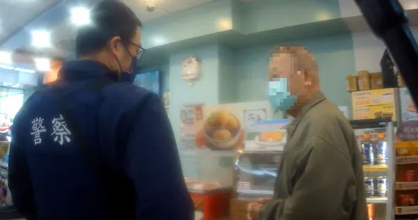 ▲台中市一名8旬老翁買遊戲點數被懷疑是詐騙，警員苦勸30分鐘後才說「好啦、都聽你們的」。（圖／警方提供）