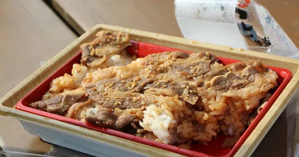 不少人都會買超商便當解決一餐，近日就有網友分享日本超商的特殊便當，拉開一條線竟然就有神奇效果。（示意圖／翻攝自pixabay）