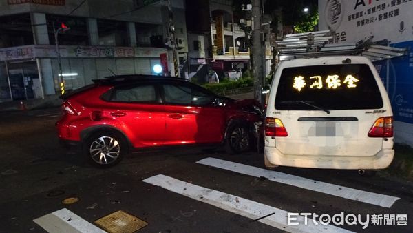 ▲孫姓男子駕駛的紅色轎車遭撞後，失控波及另一台轎車。（圖／記者高堂堯翻攝）