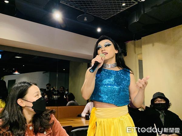 ▲▼國家兩廳院今年邁入35週年，推出「廳院35・藝術行動」，第一檔《2057：給35年後的存活演習》將劇場轉換為議場。藝術家簡詩翰以一身變裝皇后造型，帶來節目《今年沒有遊行》。（圖／記者林育綾攝）