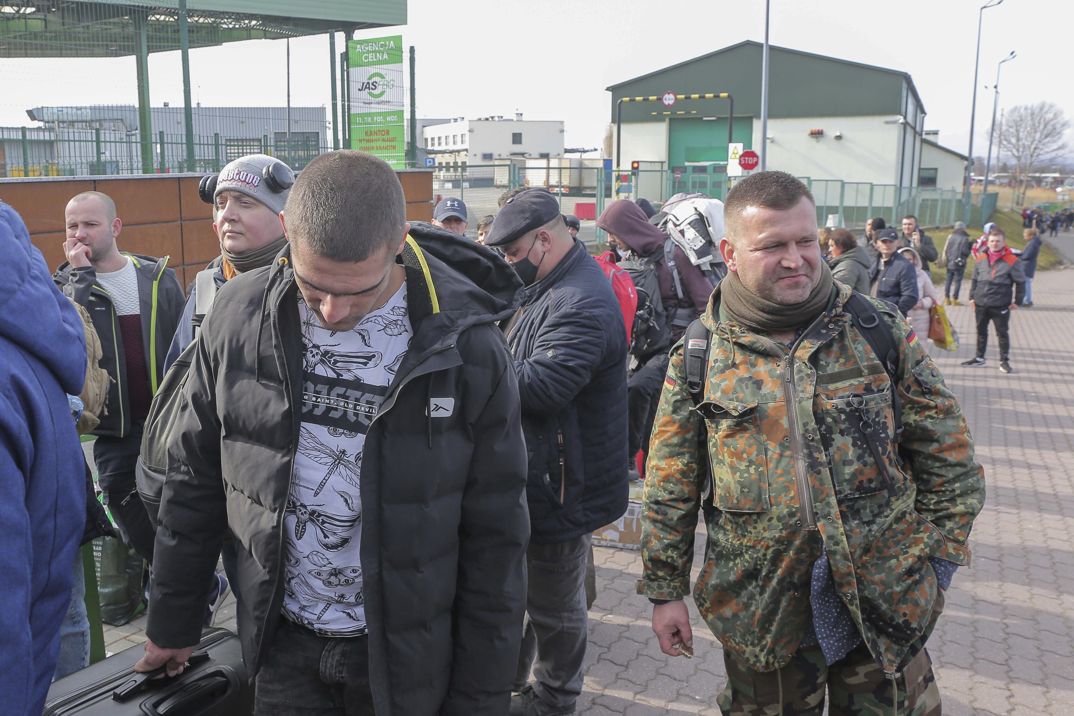 ▲▼超過2.2萬名散落歐洲各地的烏克蘭人準備從波蘭入境烏克蘭，擔起保家衛國的責任。（圖／達志影像／美聯社）