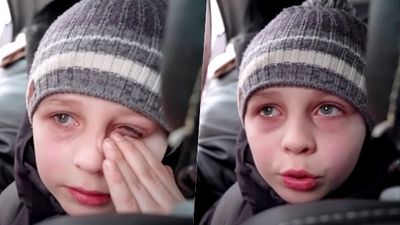 「我們把爸爸留在基輔」烏克蘭男童搭上逃難車哭不停　吐露對父擔憂令人心碎