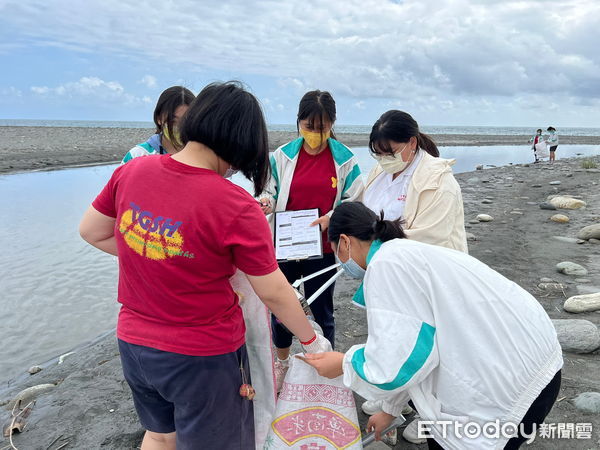 ▲台東女中學生守護環保淨灘去。（圖／記者楊漢聲翻攝）