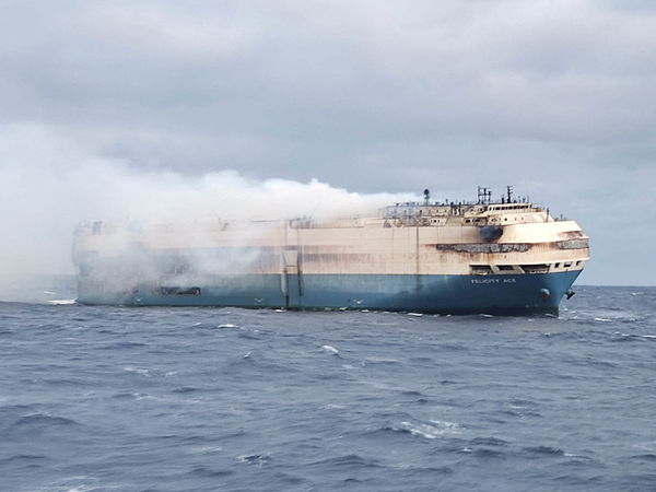 ▲巴拿馬籍貨輪「費利西蒂艾斯號」（Felicity Ace）發生火燒船意外，1日沉沒葡萄牙外海。（圖／路透）