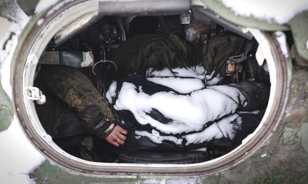 ▲▼2022年3月1日，烏克蘭首都基輔附近的道路上，士兵遺體出現在軍用車輛裡。（圖／達志影像／美聯社）
