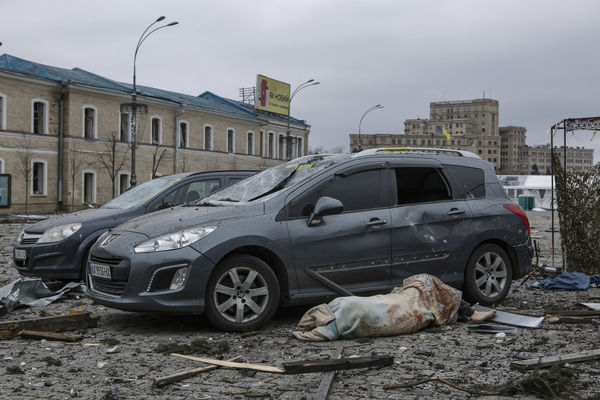 ▲▼2022 年3月1日，烏克蘭第二大城哈爾科夫（Kharkiv）遭到砲擊，市政廳大樓附近的受害者遺體。（圖／達志影像／美聯社）