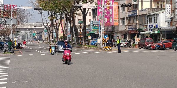 ▲▼全台大停電號誌燈全滅，台中警出動逾400人次緊急疏導交通不打結。（圖／警方提供）