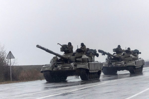 ▲▼烏克蘭亞速海沿岸城市馬里烏波爾（Mariupol）出現的烏軍坦克和士兵。（圖／路透）
