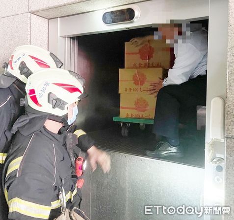 ▲全台今天上午大停電，桃園市消防局接獲14起電梯受困案，順利救出19人。（圖／記者沈繼昌翻攝）
