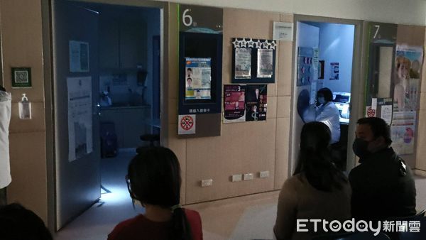 ▲▼無預警停電造成診所內病患只能改爬樓梯，診間只好摸黑看診。（圖／記者黃孟珍攝）