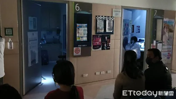 ▲▼無預警停電造成診所內病患只能改爬樓梯，診間只好摸黑看診。（圖／記者黃孟珍攝）