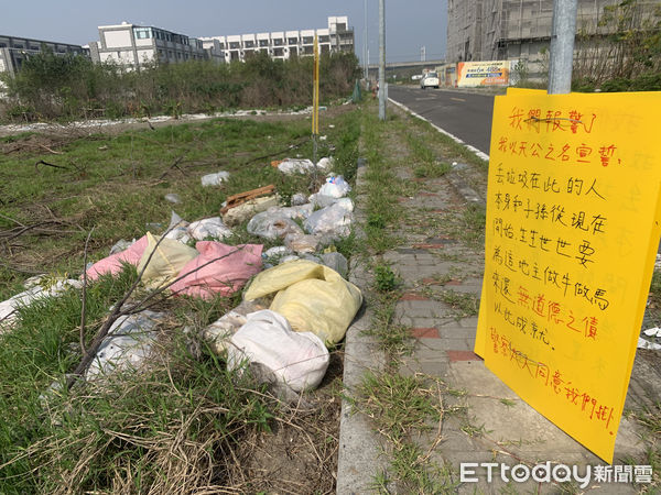 ▲雲林虎尾一塊空地上立著斗大告示牌，竟是因土地遭棄置大堆垃圾，地主怒貼「生生世世要為這地主做牛做馬」。（圖／記者蔡佩旻攝）