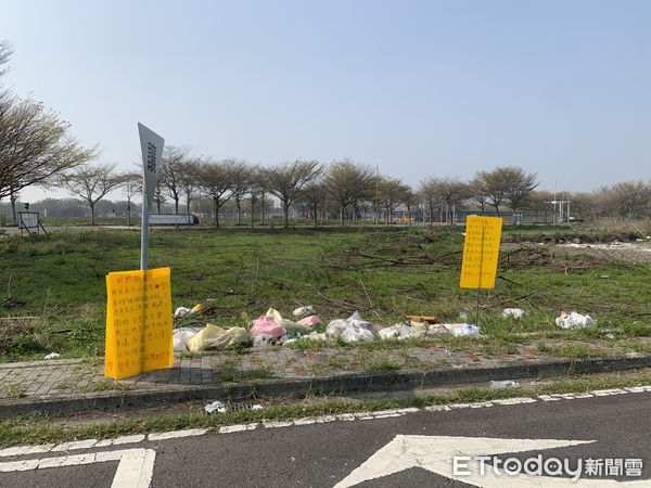 ▲雲林虎尾一塊空地上立著斗大告示牌，竟是因土地遭棄置大堆垃圾，地主怒貼「生生世世要為這地主做牛做馬」。（圖／記者蔡佩旻攝）