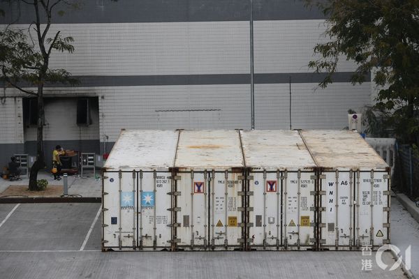 ▲香港醫院太平間不夠用，出動大型冷凍貨櫃應急。（圖／香港01）