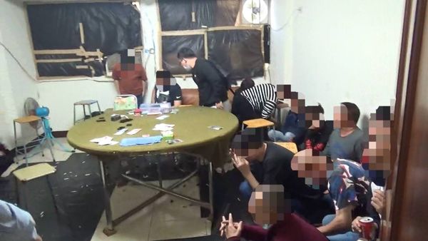 ▲▼霧峰警方在大里破獲一處天九牌流動賭場，逮捕22人。（圖／民眾提供）