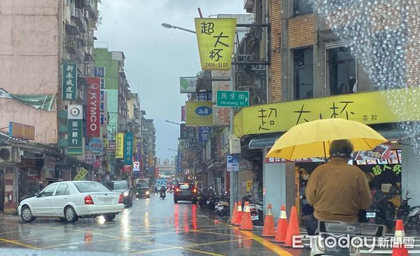 ▲▼撐傘騎機車,騎士,下雨,雨傘。（圖／記者鄺郁庭攝）