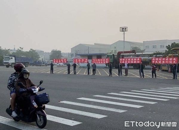 ▲台積電高雄廠明（4）日舉辦環評，卻出現居民手舉紅布條圍廠。（圖／里民提供）