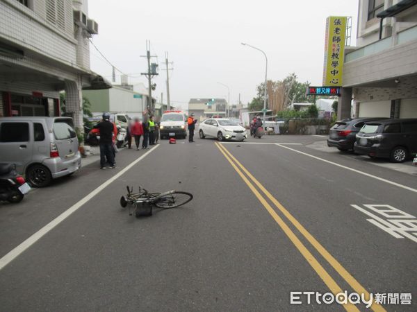 ▲台南永康區龍昌街發生一起死亡車禍，1名8旬陳姓男子騎自行車左轉，與蕭姓男子駕駛的自小客車發生碰撞，陳姓老翁噴飛倒地，送醫搶救仍傷重不治身亡。（圖／民眾提供，下同）