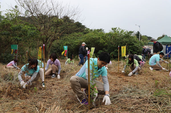 ▲玉山志工參與「一生一樹，玉山植樹」活動，於植樹月親手種下臺灣原生樹苗。（圖／玉山提供）