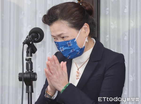 ▲▼行政院長蘇貞昌赴立法院施政總質詢 王美花堵訪 向國人致歉。（圖／記者屠惠剛攝）