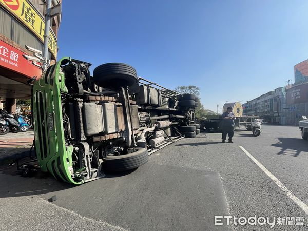 ▲一輛載鋼圈的曳引車在轉彎時，撞上貨車翻覆，車上鋼圈掉落             。（圖／記者吳世龍攝）