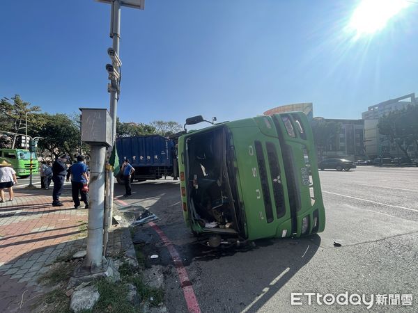 ▲一輛載鋼圈的曳引車在轉彎時，撞上貨車翻覆，車上鋼圈掉落             。（圖／記者吳世龍攝）