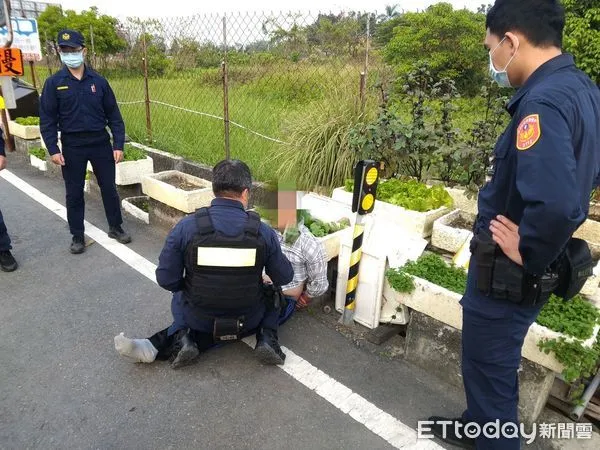 ▲陳姓通緝犯被東港警方逮獲            。（圖／記者陳崑福翻攝，下同）