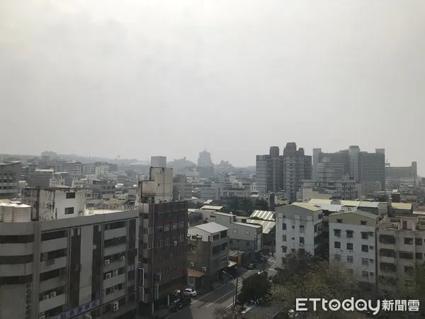 ▲彰化天空霧茫茫，空污AQI紅色警戒。（圖／記者唐詠絮翻攝）