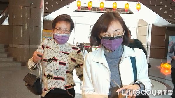 ▲▼林姿妙女兒林羿伶涉貪案重開羈押庭後，40萬元交保步出宜院。（圖／記者游芳男攝，下同）