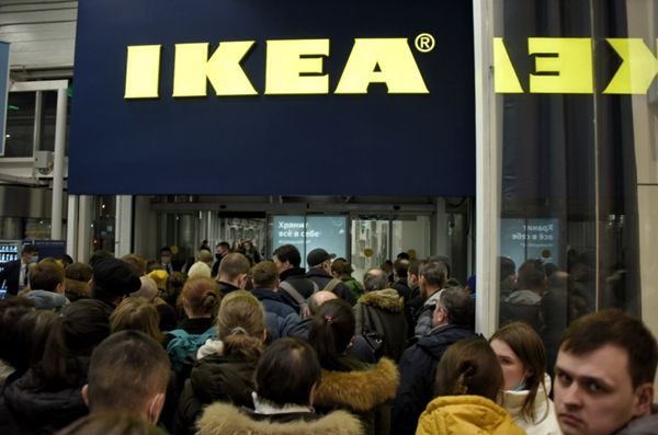 ▲俄羅斯遭IKEA制裁，各地分店關閉前夕湧現大量人潮。（圖／翻攝推特@futurmrsmin、@guilfanr、@wagedemocracy）