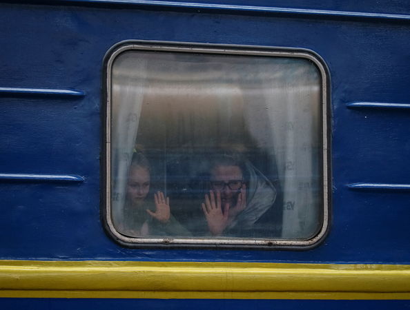 ▲▼  烏克蘭民眾在基輔火車站送別家人。（圖／路透）