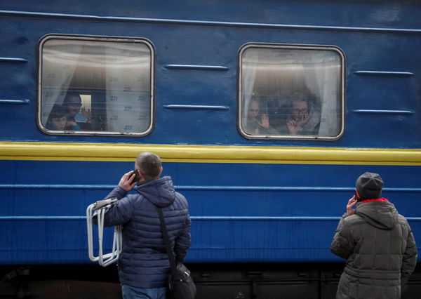 ▲▼  烏克蘭民眾在基輔火車站送別家人。（圖／路透）