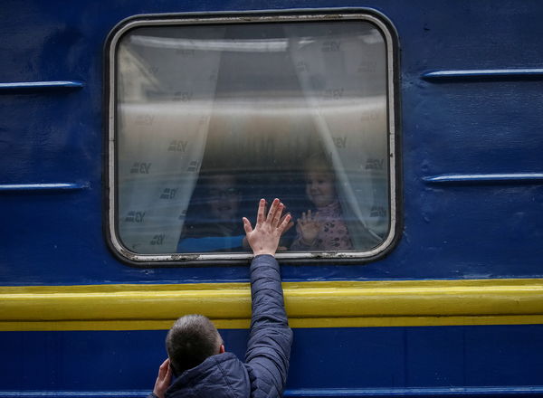 ▲▼ 烏克蘭民眾在基輔火車站送別家人。（圖／路透）