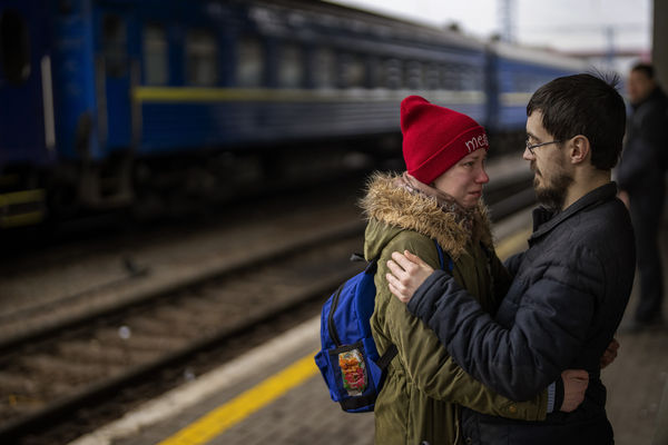 ▲▼ 烏克蘭民眾在基輔火車站送別家人。（圖／達志影像／美聯社）