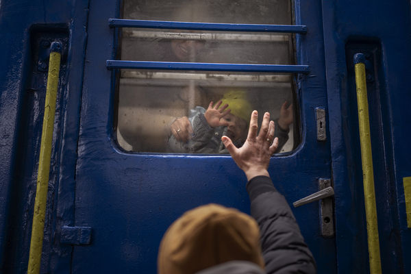 ▲▼ 烏克蘭民眾在基輔火車站送別家人。（圖／達志影像／美聯社）