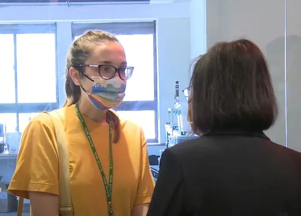 ▲▼來台讀書的烏克蘭女學生向蔡英文表示，謝謝台灣捐款助她的家鄉。（圖／總統府提供）