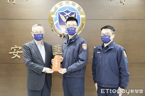 ▲警政署長陳家欽4日到航警局頒發獎勵金給偵破毒品有功航警局人員。（圖／記者沈繼昌翻攝）