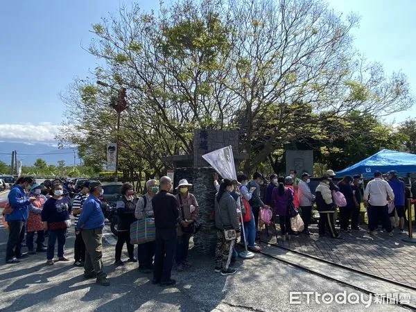 ▲發票換原生樹種，民眾排隊領苗。（圖／記者楊漢聲翻攝）