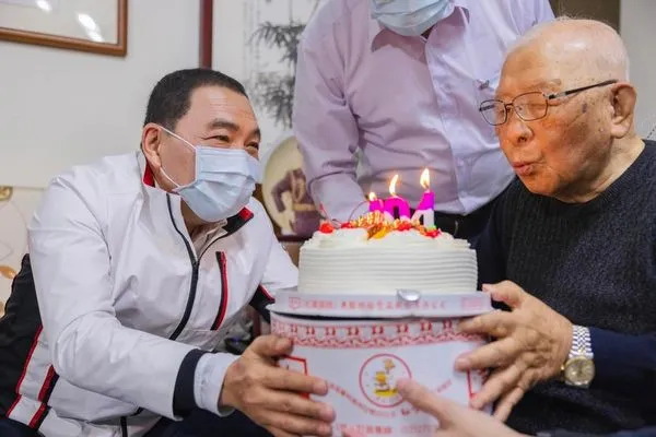 ▲▼侯友宜拜訪前退輔會主委許歷農。（圖／翻攝自侯友宜臉書）