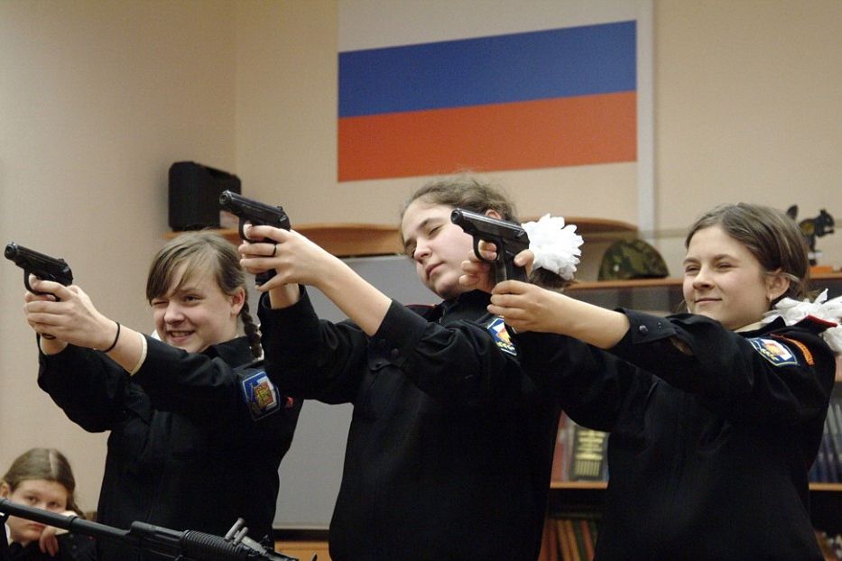 ▲▼ 俄羅斯女童上電視宣傳政府說法、軍校學習用槍。（圖／翻攝自俄新社）