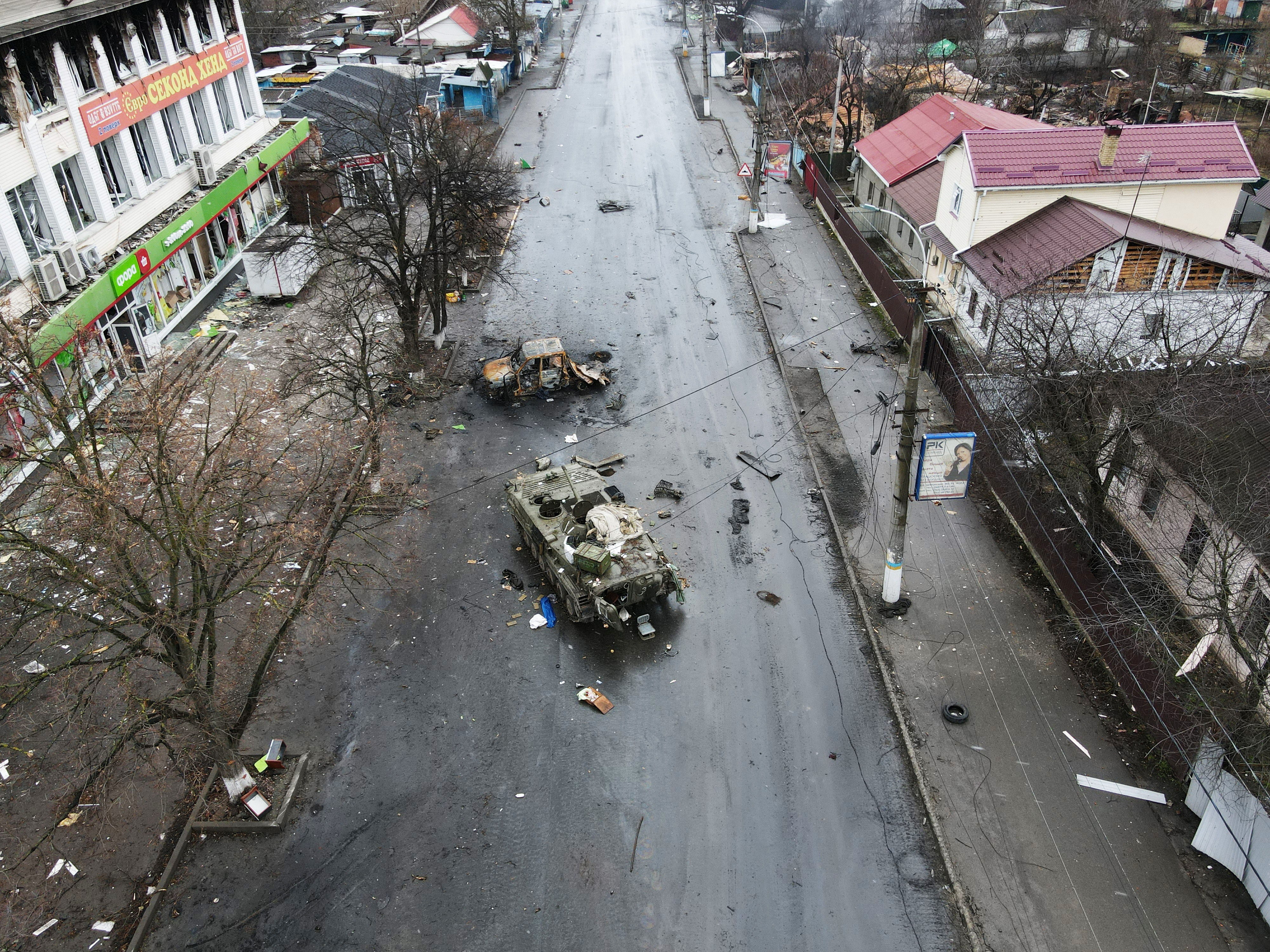 ▲▼俄軍入侵烏克蘭後，博羅江卡一條街道可以見到疑似俄軍裝甲車被摧毀。（圖／路透社）