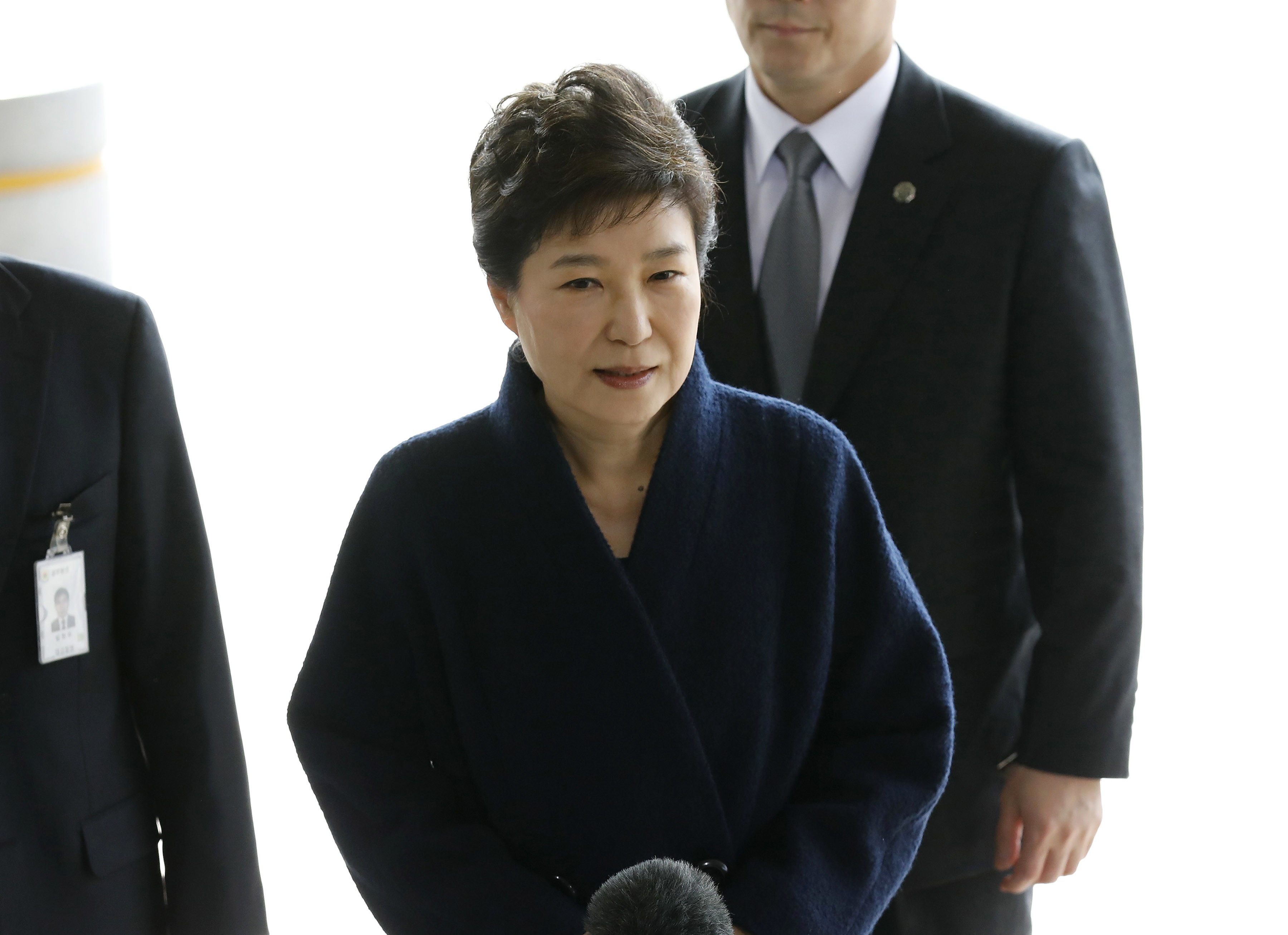 ▲▼朴槿惠身穿藍色外套，圖為2017年3月出席法庭時的資料照。（圖／達志影像／美聯社）