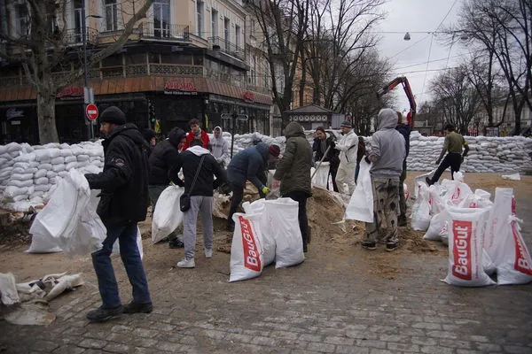 ▲▼烏克蘭南部的第三大城敖德薩（Odessa） 民眾自主堆沙包，抵擋俄軍的兩棲登陸。（圖／路透）