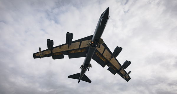 ▲▼ 美國空軍B-52戰略轟炸機2022年2月飛抵英國費爾福皇家空軍基地（RAF Fairford）。（圖／路透）