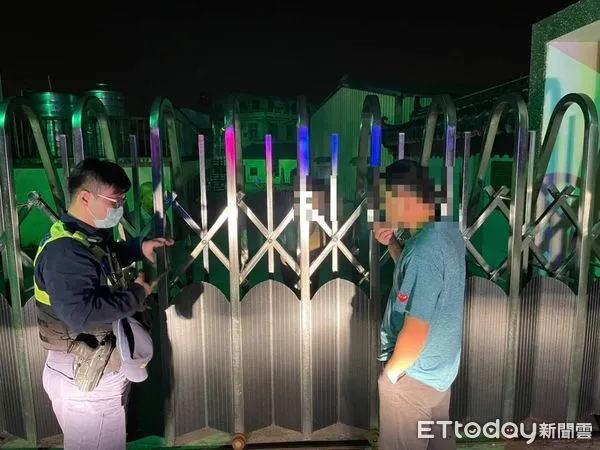 ▲台南市警白河分局白河派出所警員林文澤、陳柏安，迅速找到因失智症家出走的老婦人，其平安返家。（圖／記者林悅翻攝，下同）