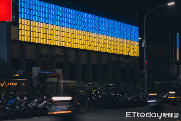 ▲新竹迎曦門夜點藍黃國旗燈　聲援烏克蘭：反戰要和平。（圖／記者陳凱力翻攝）