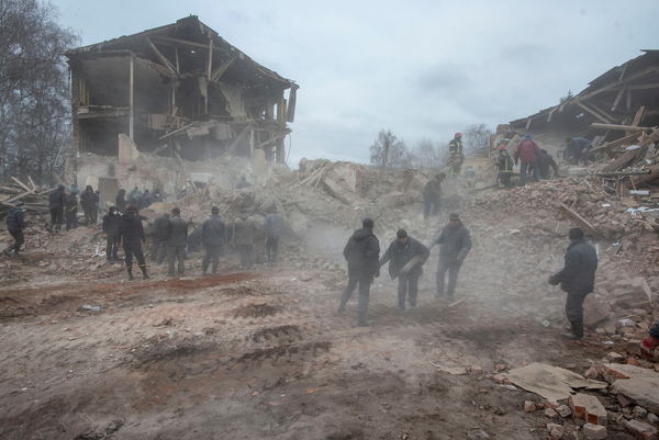 ▲俄軍3日轟炸烏克蘭北部蘇梅州（Sumy）阿克提卡地區（Okhtyrka），住宅遭摧毀。（圖／路透）
