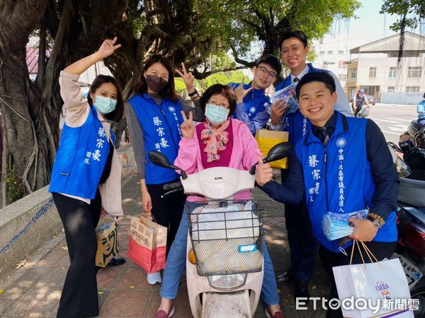 ▲國民黨台南市中西區、北區市議員參選人蔡宗豪，造訪台南市退休警察協會，關懷退警生活，並交換意見。（圖／記者林悅翻攝，下同）