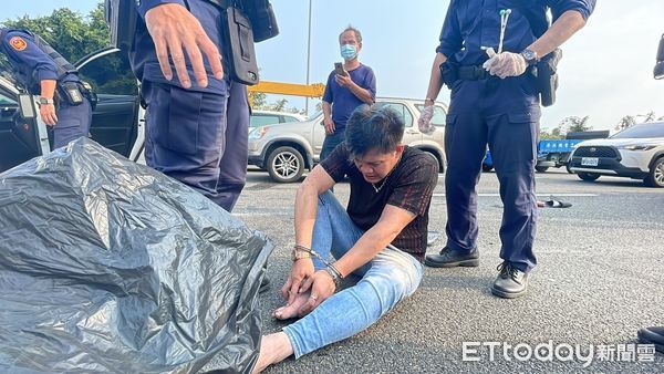 ▲▼男子逃上國道撞車遭逮。（圖／記者吳世龍攝）