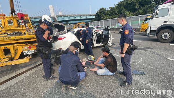 ▲▼男子逃上國道撞車遭逮。（圖／記者吳世龍攝）